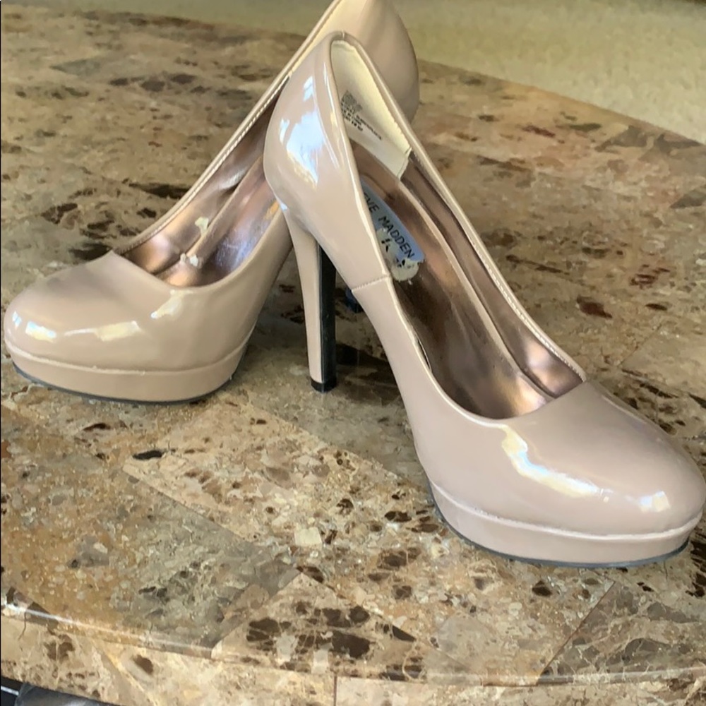 NWOT STEVE MADDEN TAN HEELS